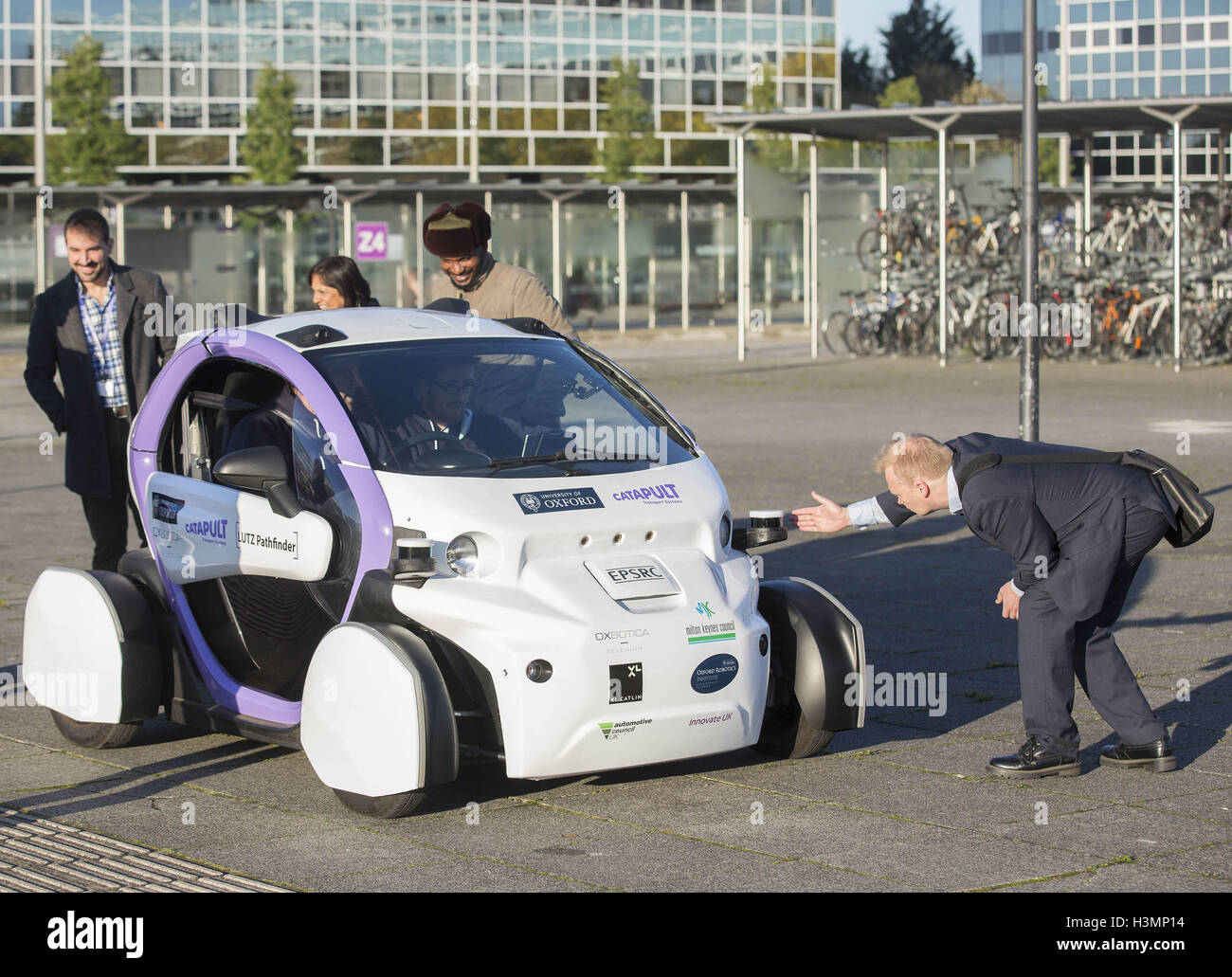 Solo uso editoriale viste generali del Regno Unito in sistemi di trasporto catapulta self-guida il veicolo viaggia intorno a Milton Keynes, durante la riuscita di un test-drive in pubblico per la prima volta come parte di Lutz Pathfinder progetto. Foto Stock