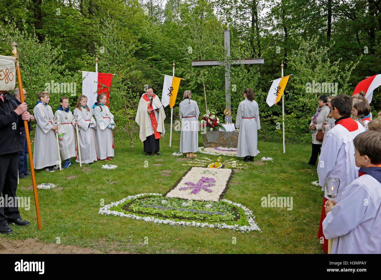 Sacerdote serve la messa durante la processione di Pentecoste, Neuenkleusheim, Olpe, Sauerland, Renania settentrionale-Vestfalia, Germania Foto Stock