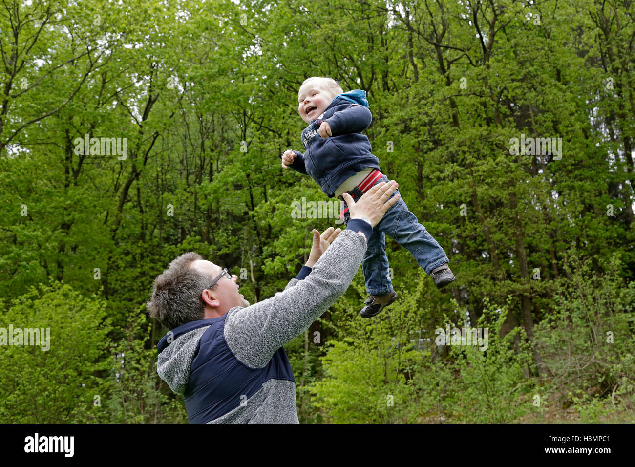 Padre dando il suo piccolo figlio di urti Foto Stock