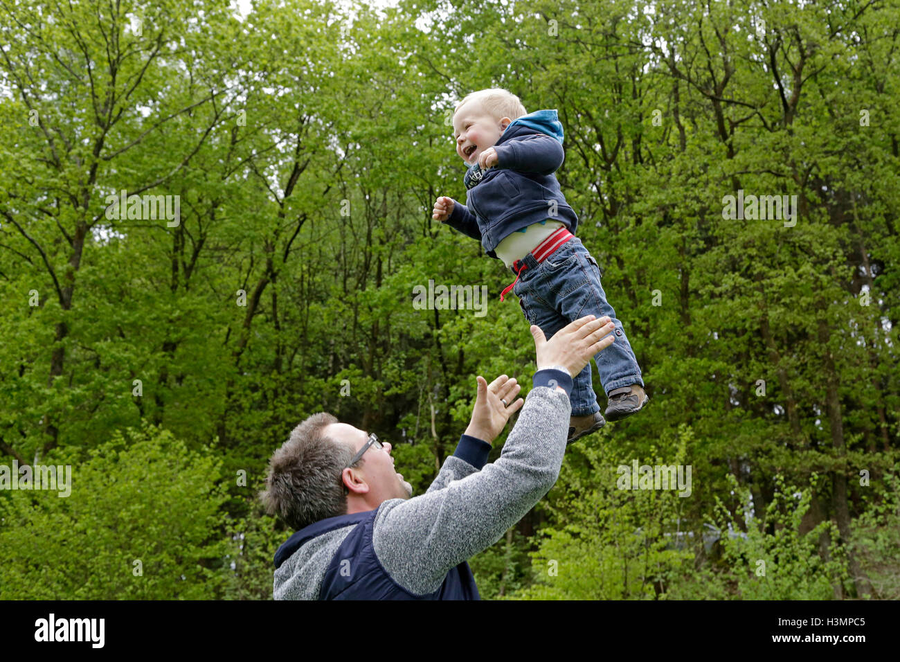 Padre dando il suo piccolo figlio di urti Foto Stock