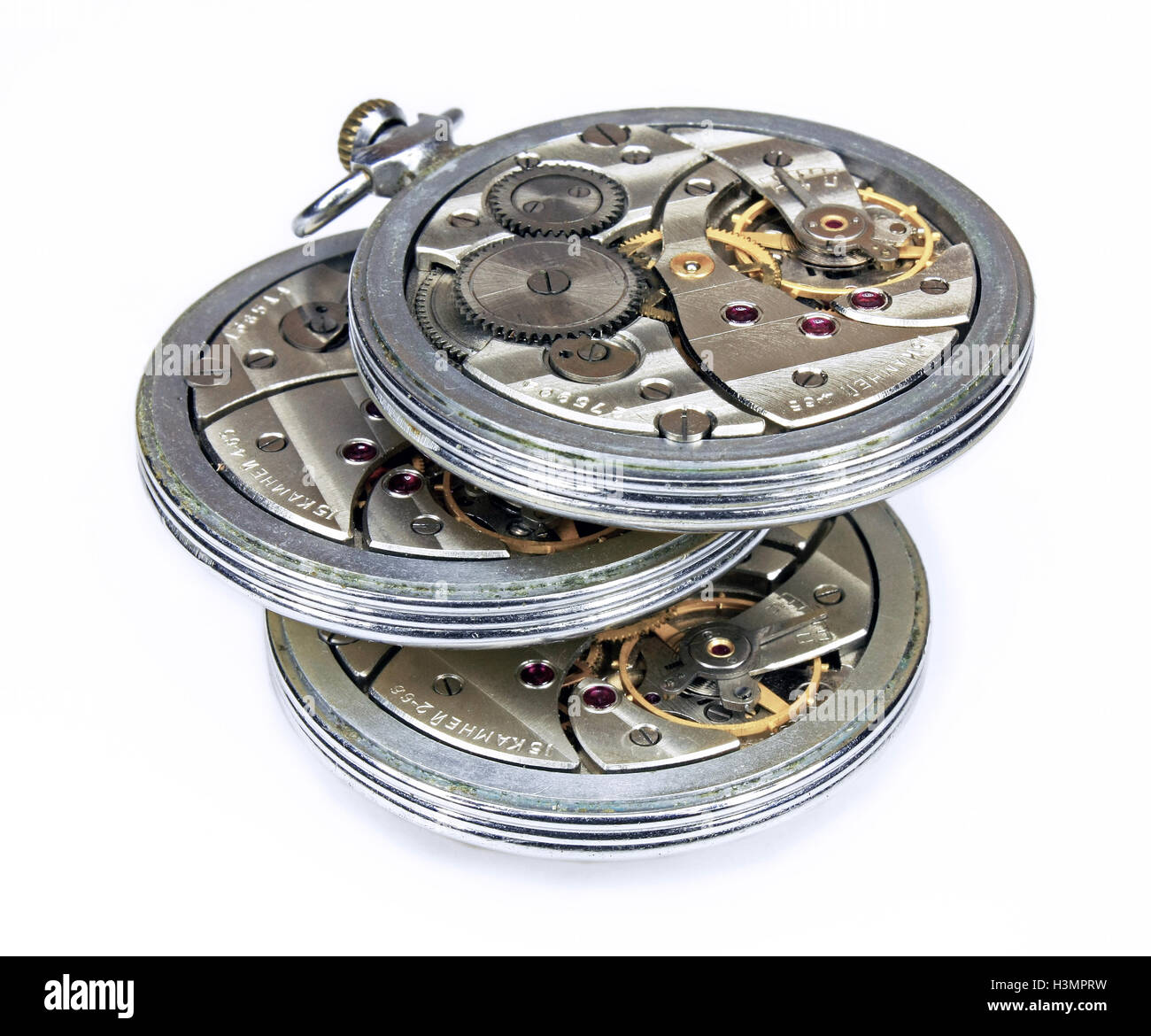 Vi simile sovietica vecchio orologio da tasca con meccanismo di ruote e molle isolati su sfondo bianco Foto Stock