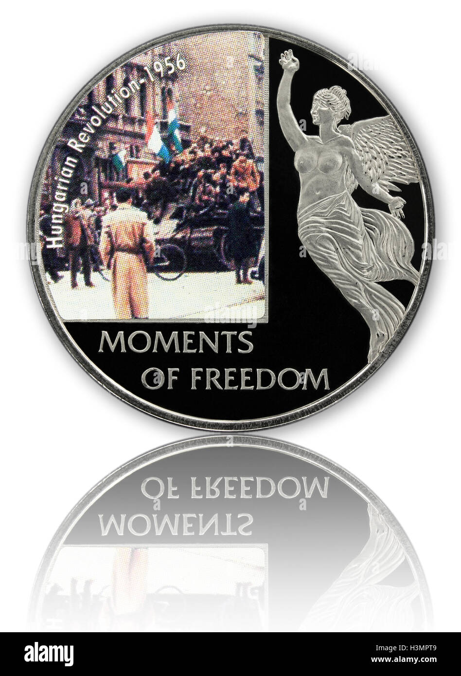 Una moneta commemorativa della rivoluzione ungherese 1956 specchiata isolati su sfondo bianco Foto Stock