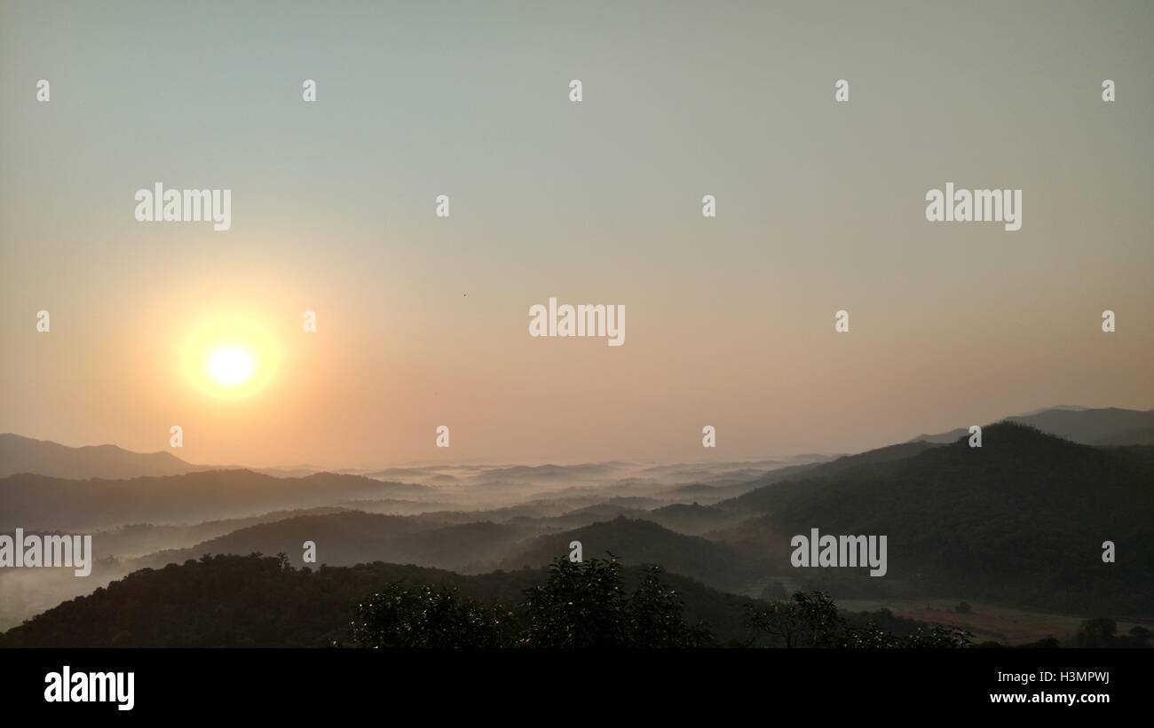 Una bellissima collina stazione e una densa foresta nell India meridionale (Coorg) Foto Stock