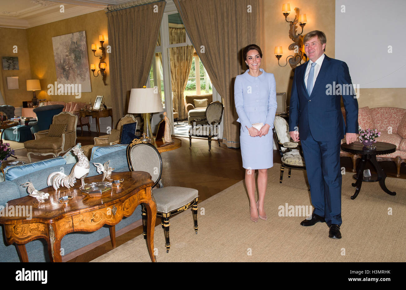 La Duchessa di Cambridge soddisfa re Willem Alexander dei Paesi Bassi a Villa Eikenhorst all'Aia, Paesi Bassi. Foto Stock