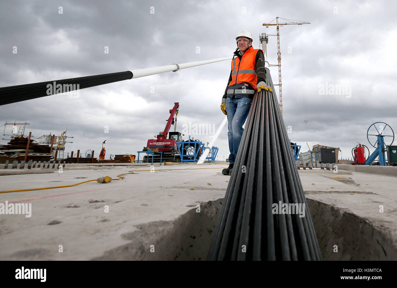 Iain Cookson, costruzione manager per la Queensferry attraversando torre centrale, sorge in un punto di ancoraggio del cavo sulla strada ponte come il nuovo ponte sul Firth of Forth è ufficialmente entrato il record di libri. Foto Stock