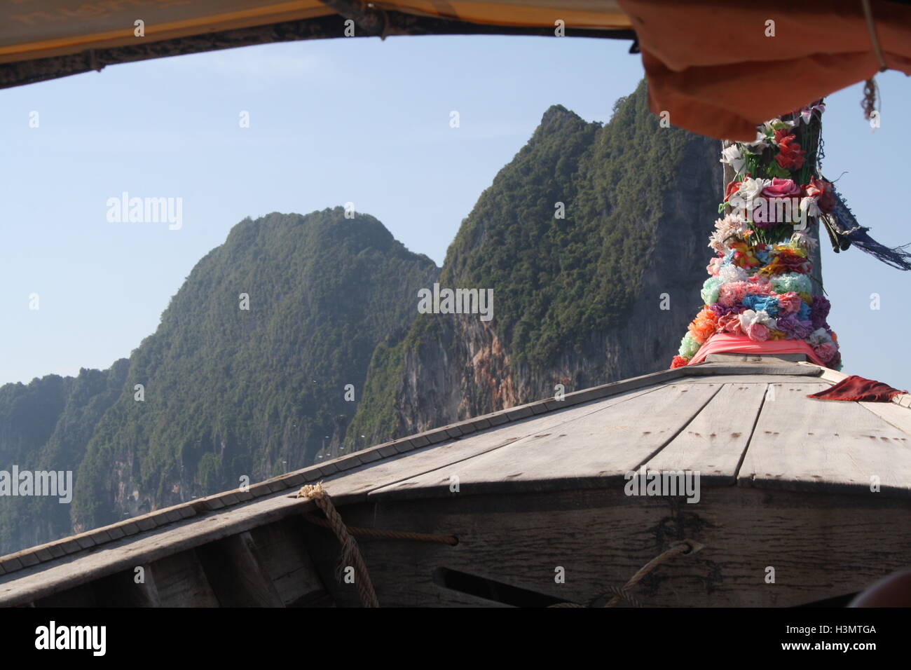 Longtail boat Phi Phi, Thailandia sfondo montagnoso Foto Stock
