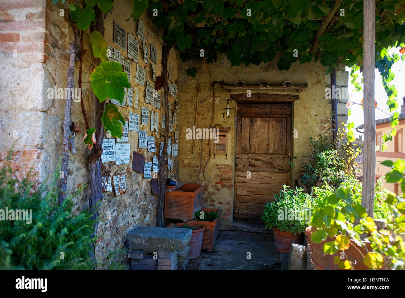Vecchia casa nel borgo medievale di Torri, vicino Sovicille Siena, Toscana, Italia Foto Stock