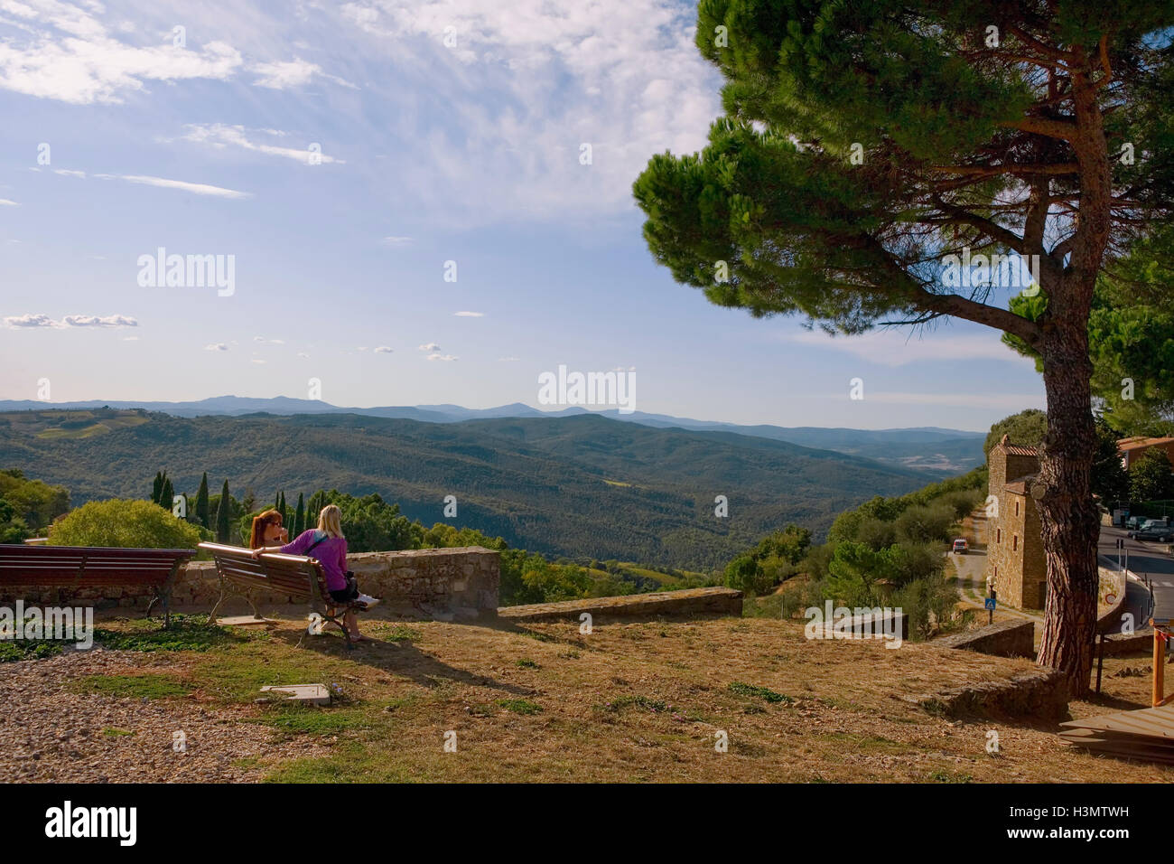 Vista su tutta la campagna toscana della Val d'Orcia, da Viale della Libertà, Montalcino, Siena, Italia Foto Stock