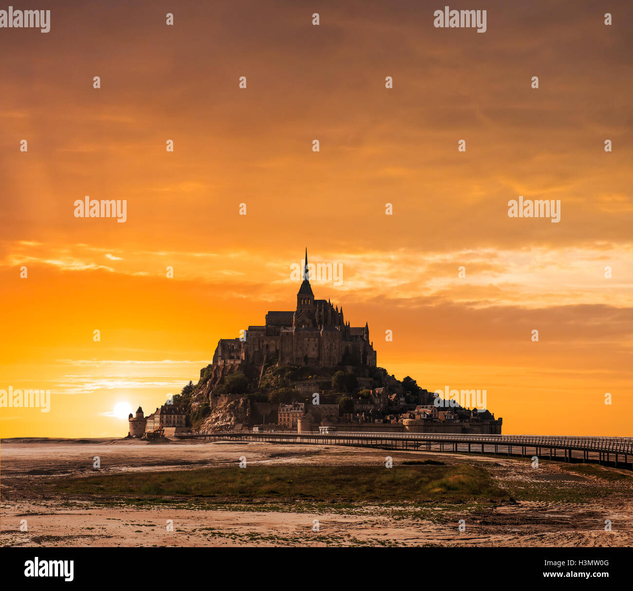 Mont Saint Michel isola di marea in estate, in Normandia, Francia settentrionale Foto Stock