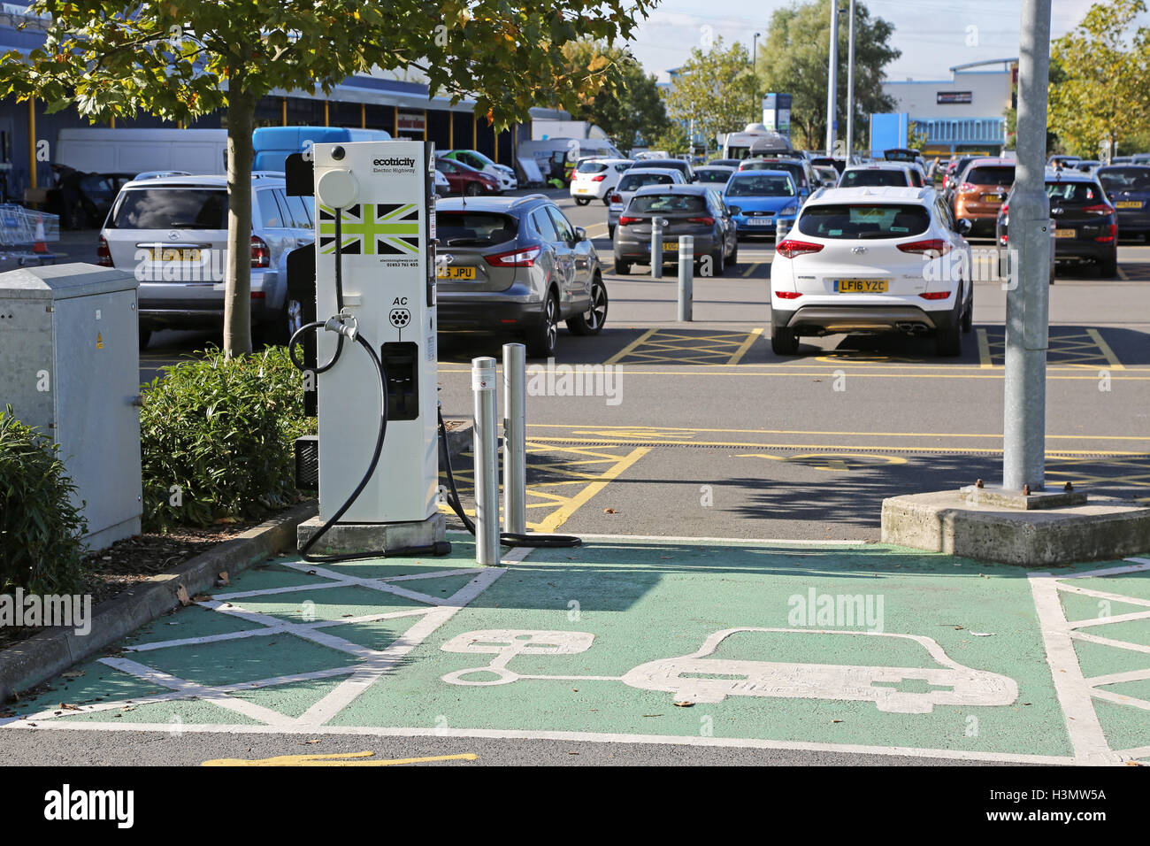 Auto elettrica punto di carica al di fuori del ramo di Croydon di Ikea sulla Purley Way, un grande REGNO UNITO area retail Foto Stock