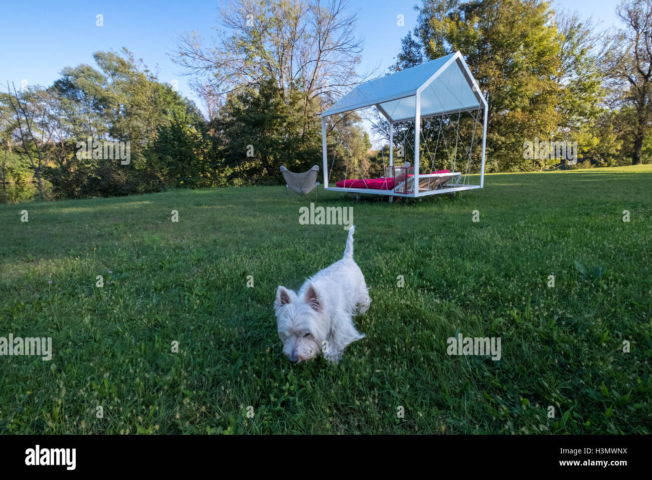 Area relax nei giardini a Big Berry lifestyle glamping resort al fiume Kolpa Slovenia Foto Stock