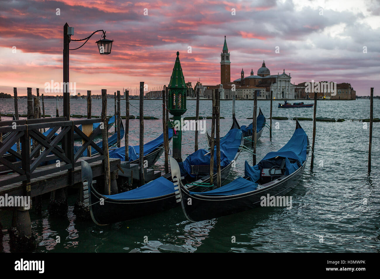 Vista di San Giorgio Maggiore e gondole all'alba, Venezia Italia Foto Stock
