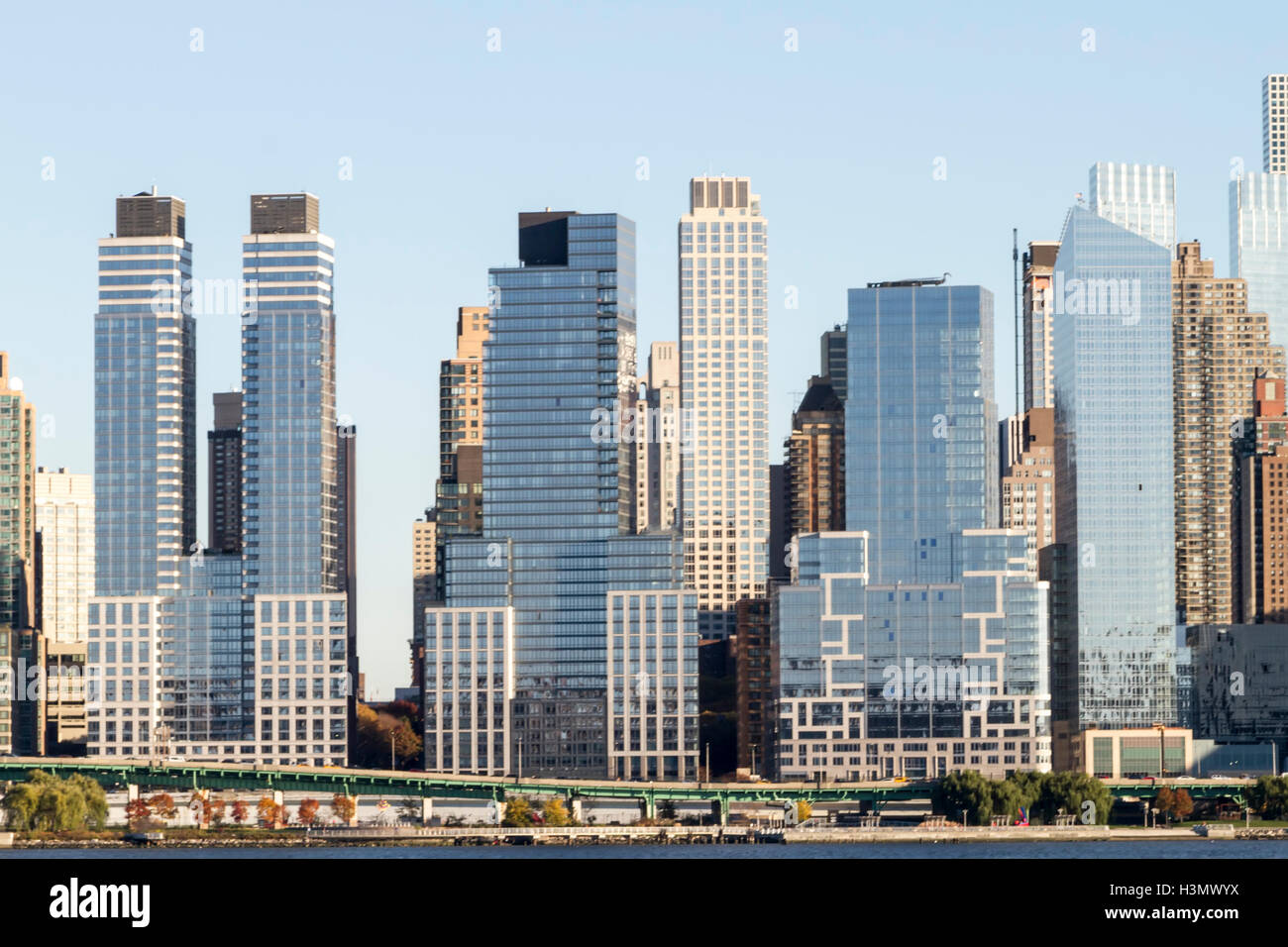 Vista panoramica della New York skyline di Manhattan viste attraverso il fiume Hudson in Edgewater, New Jersey. Foto Stock
