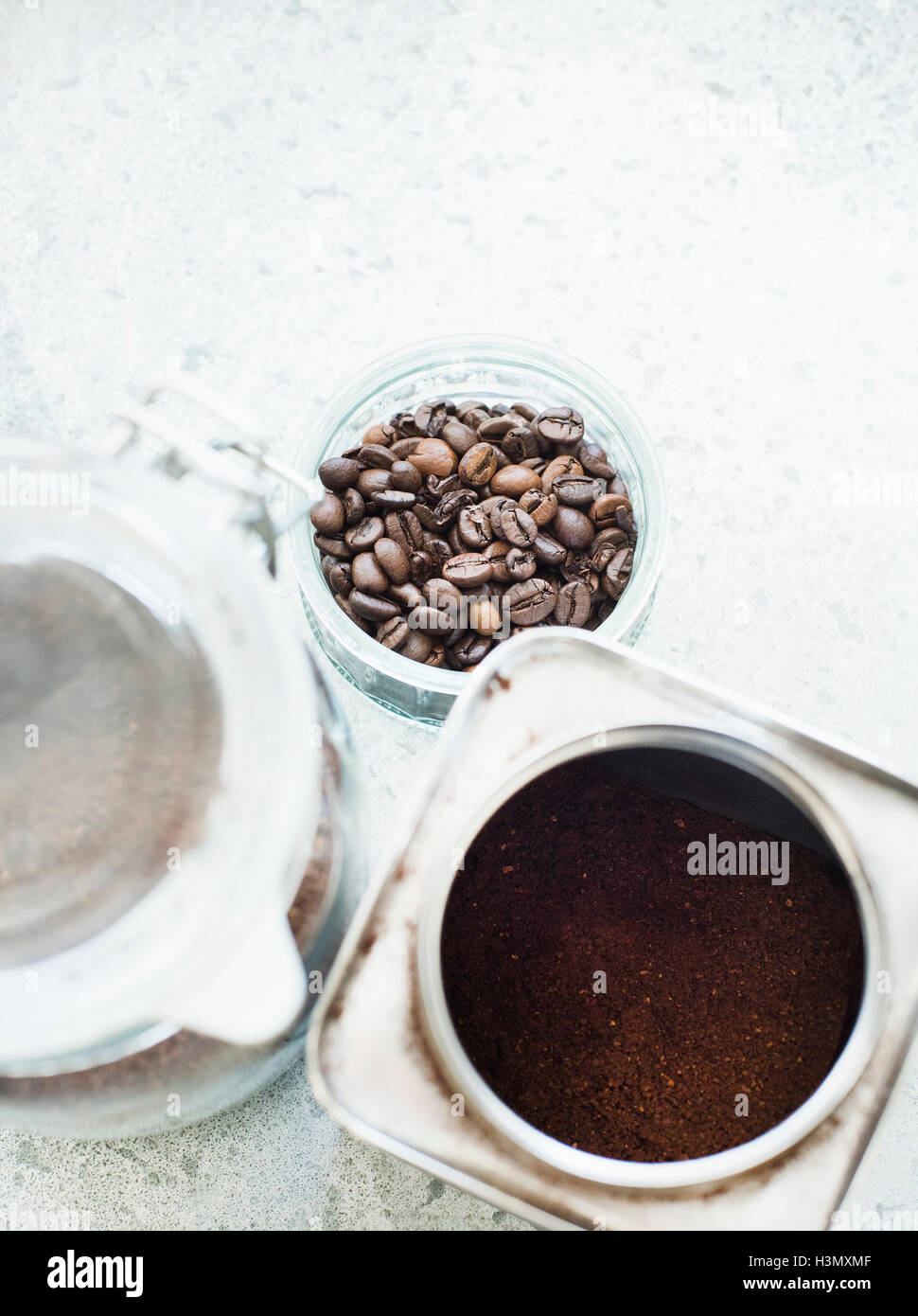 I chicchi di caffè e caffè macinato nel compartimento Foto Stock