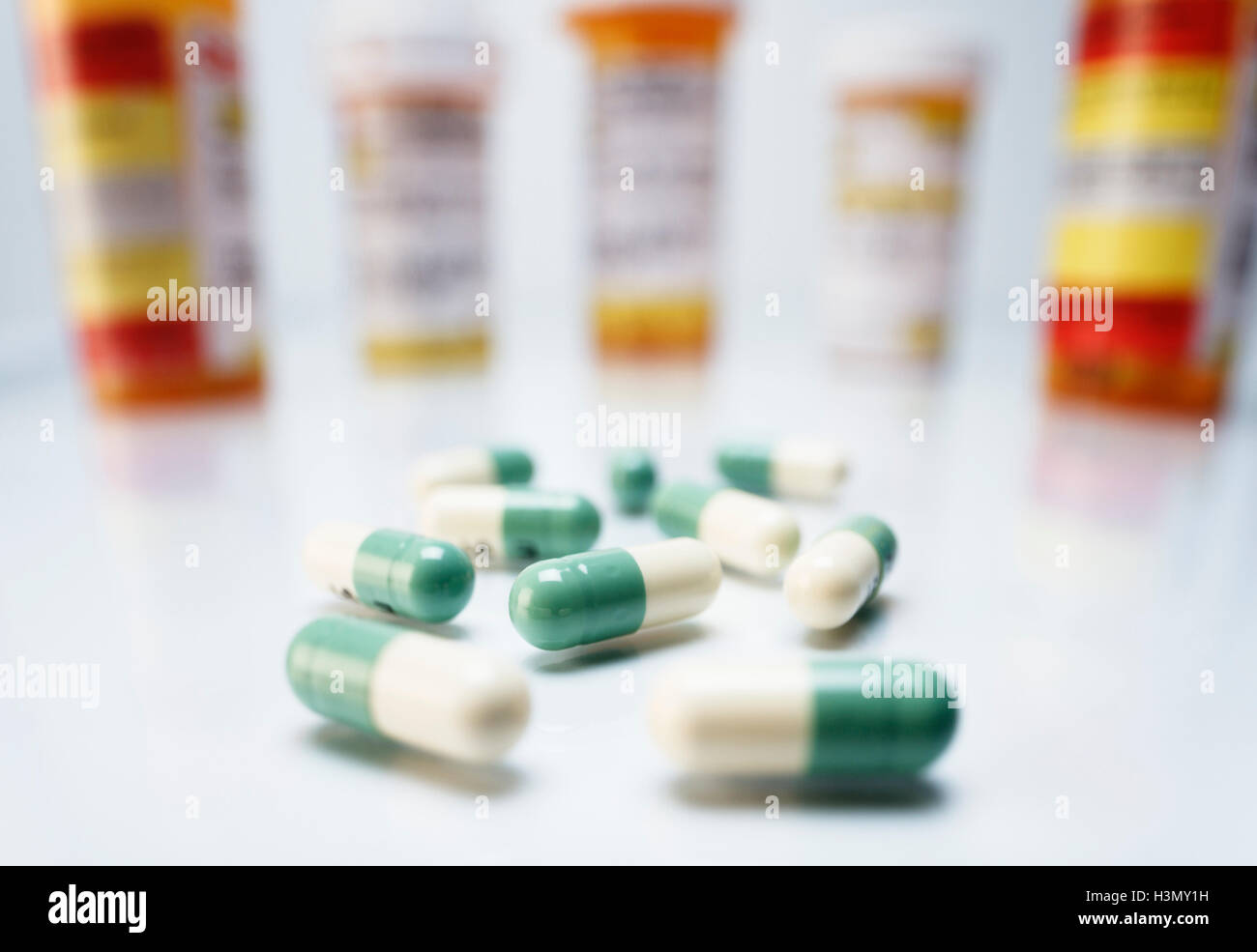 Verde e bianco di capsule di colore pillole Foto Stock