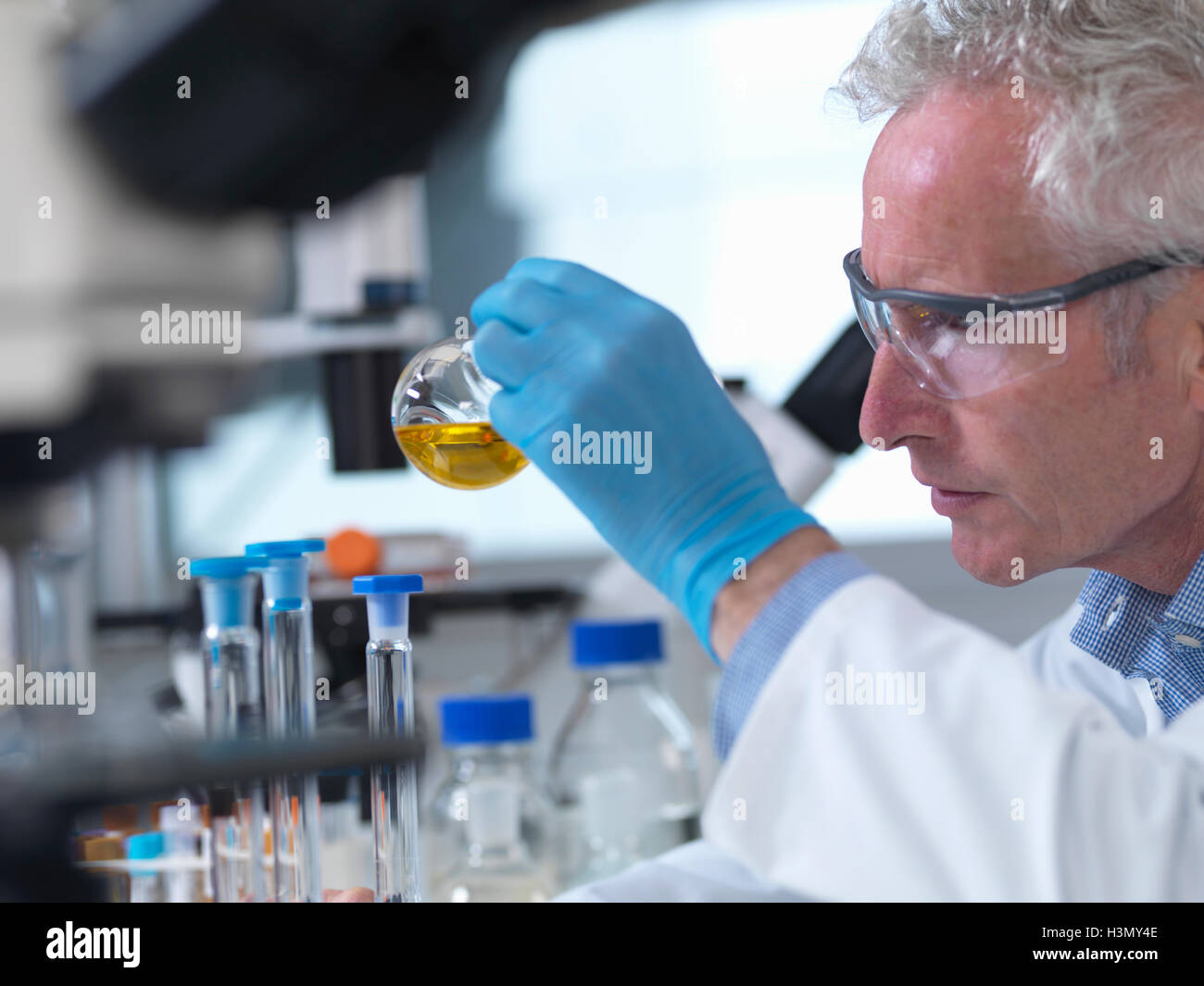 Microscopi essendo utilizzato durante un esperimento in un laboratorio Foto Stock