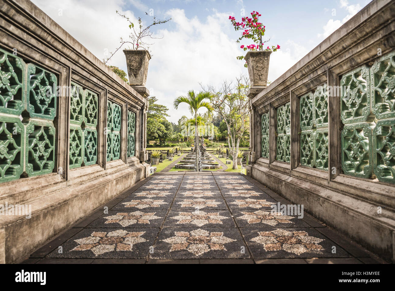 Pietra ornamentale marciapiede e il giardino formale, Amlapura, Bali, Indonesia Foto Stock