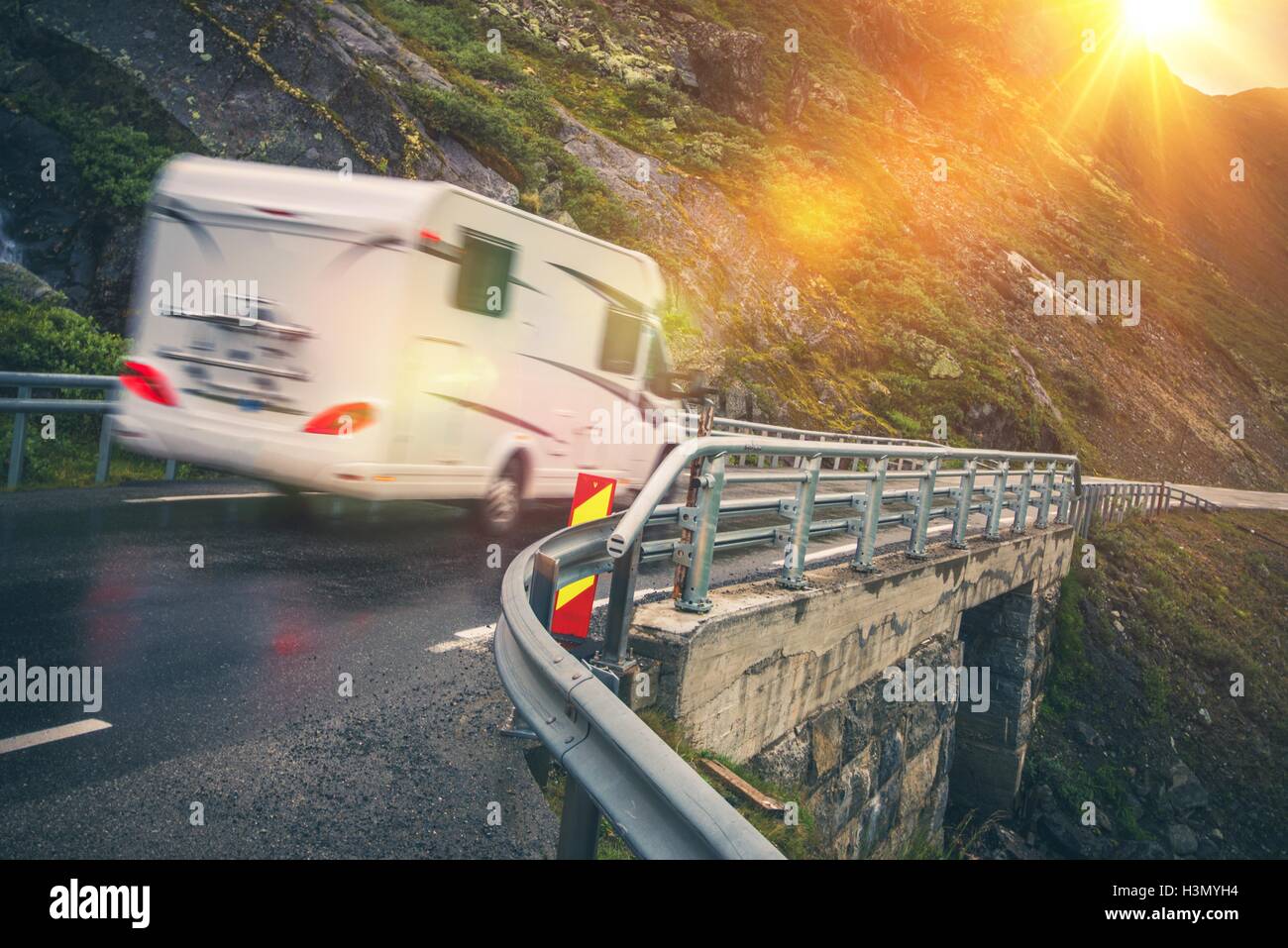 Strada panoramica camper viaggio. Pulmann RV Camper sulla panoramica strada di montagna. Foto Stock