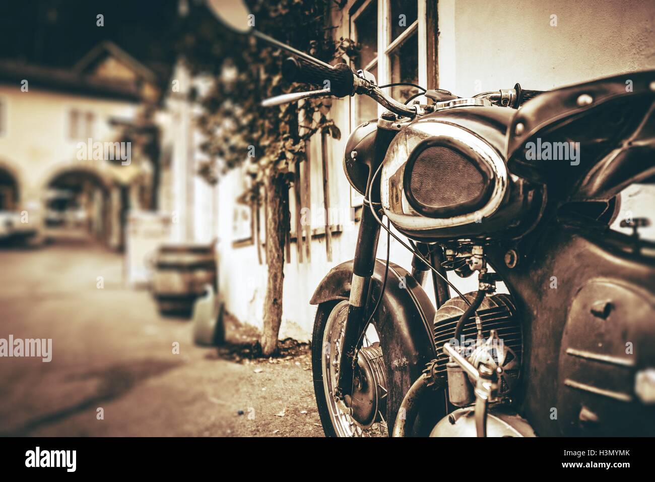 Moto d'epoca Closeup. Parcheggiato di età compresa tra motocicletta nel piccolo villaggio europeo. Foto Stock