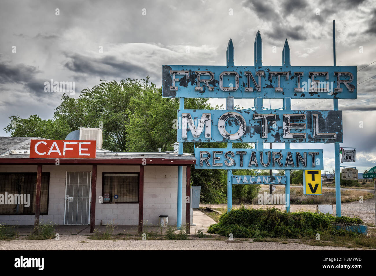 Abbandonato il Motel di frontiera, Cafe e vintage segno al neon sulla storica Route 66 nella contea di Mohave, Arizona Foto Stock