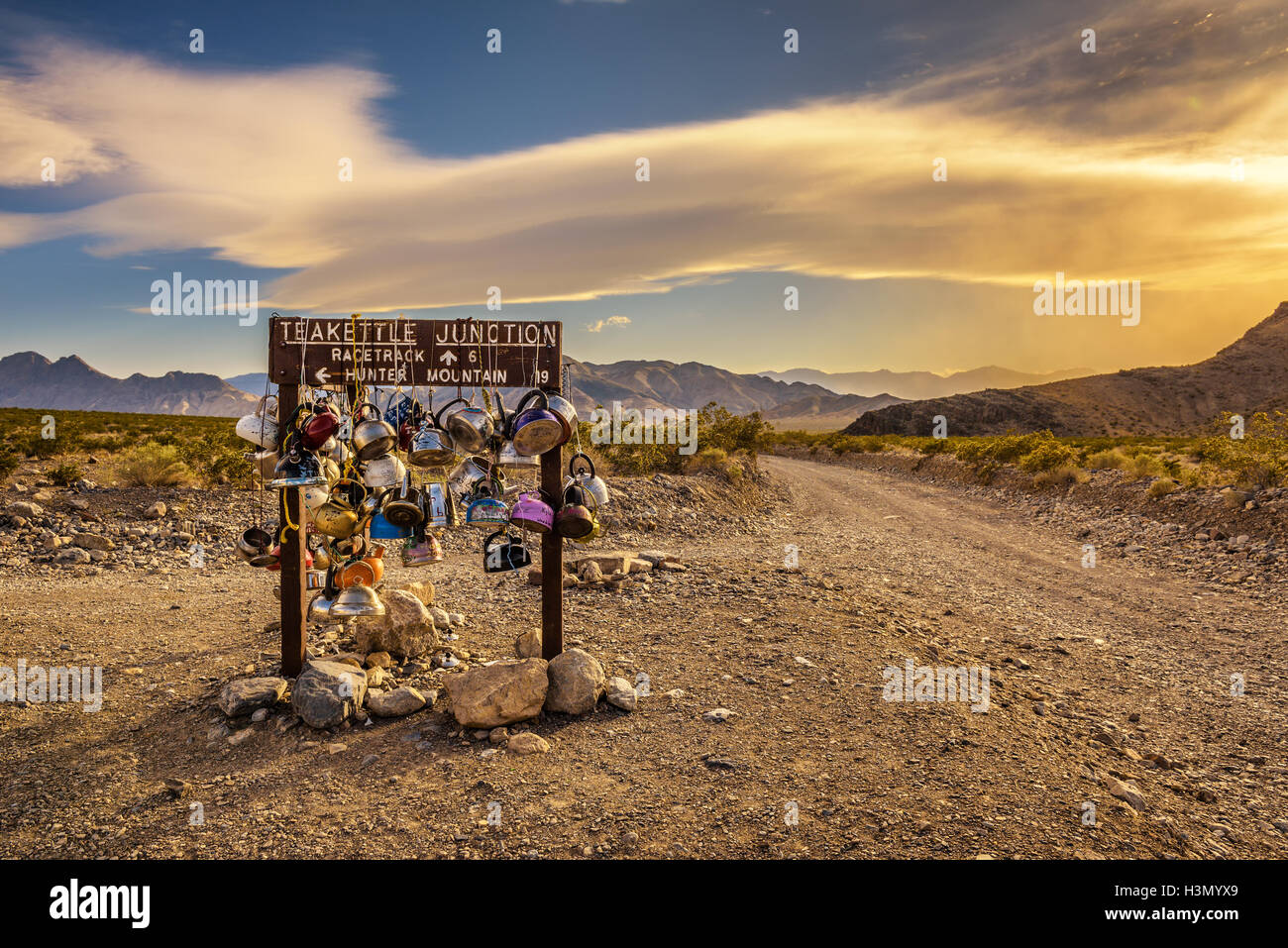 Famoso Teakettle Junction sul modo per Racetrack Playa nel Parco Nazionale della Valle della Morte, California Foto Stock