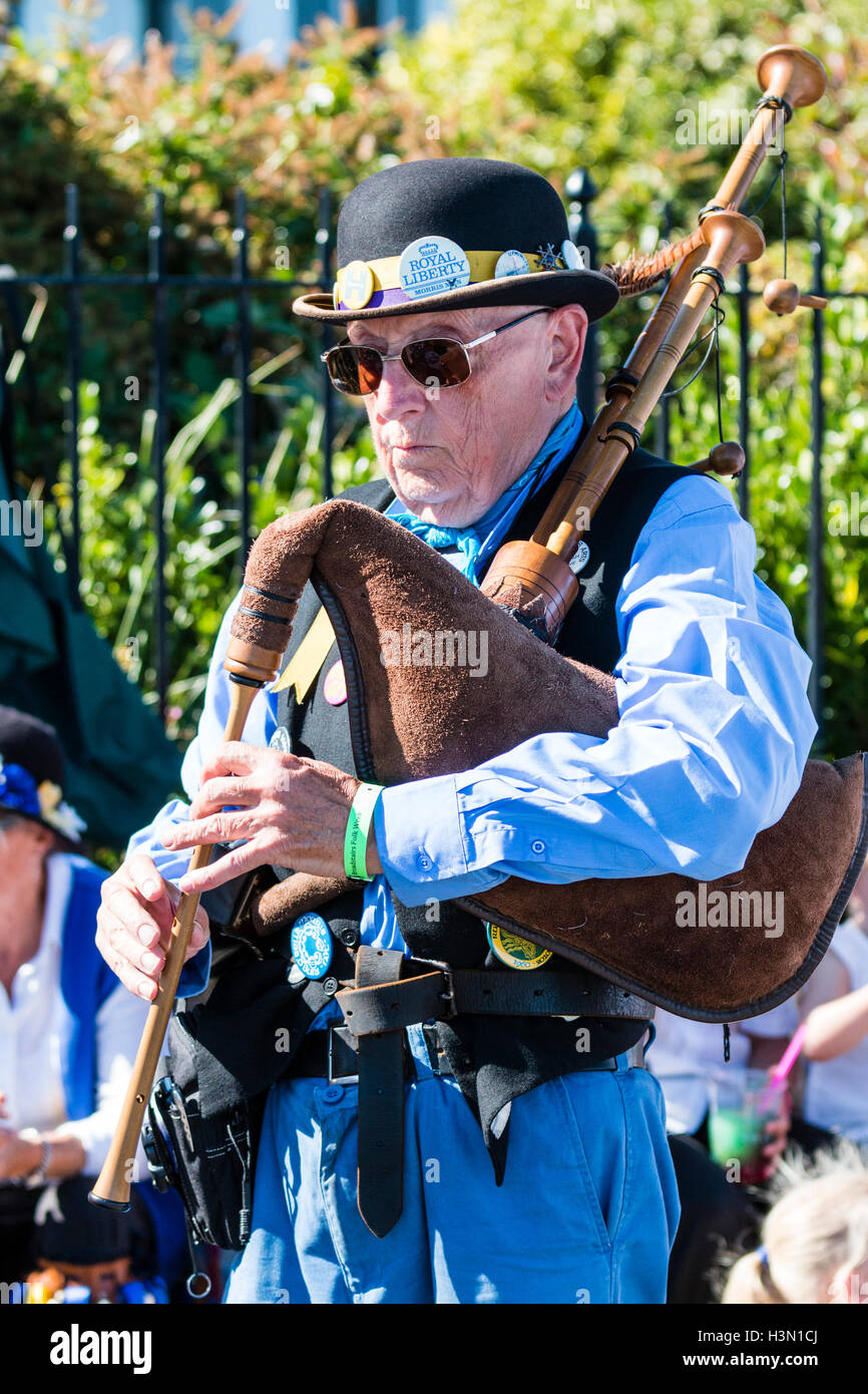 Senior uomo caucasico, dal Royal Liberty lato Morris, in piedi all'esterno la riproduzione di Welsh cornamuse. Chiudere fino a mezza lunghezza. Broadstairs Settimana della musica folk. Foto Stock