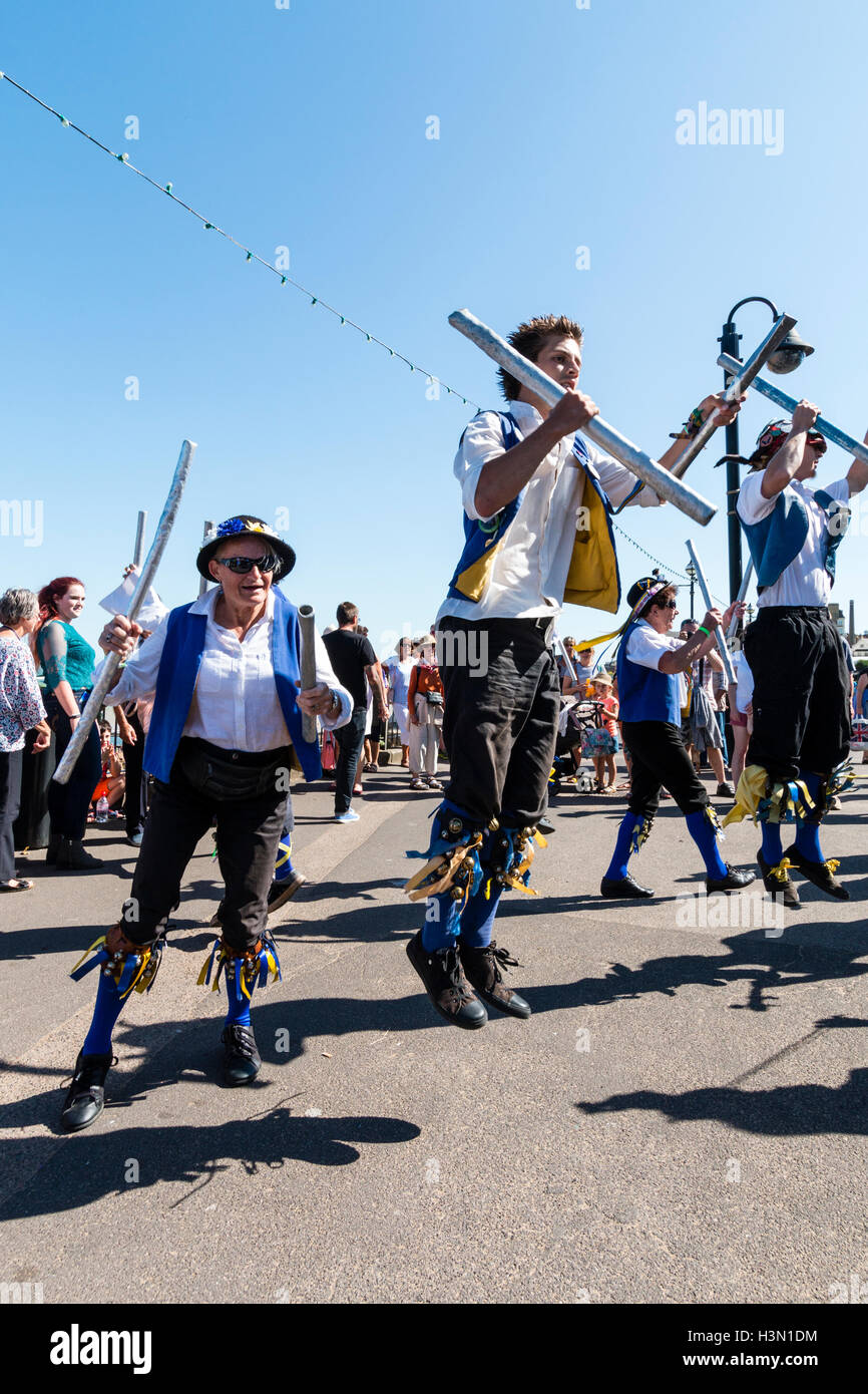 Inglese tradizionale ballerini folk, Royal Liberty Morris, ballando sul lungomare e sventolare poli in acciaio durante il annualmente Broadstairs settimana della musica folk. Foto Stock