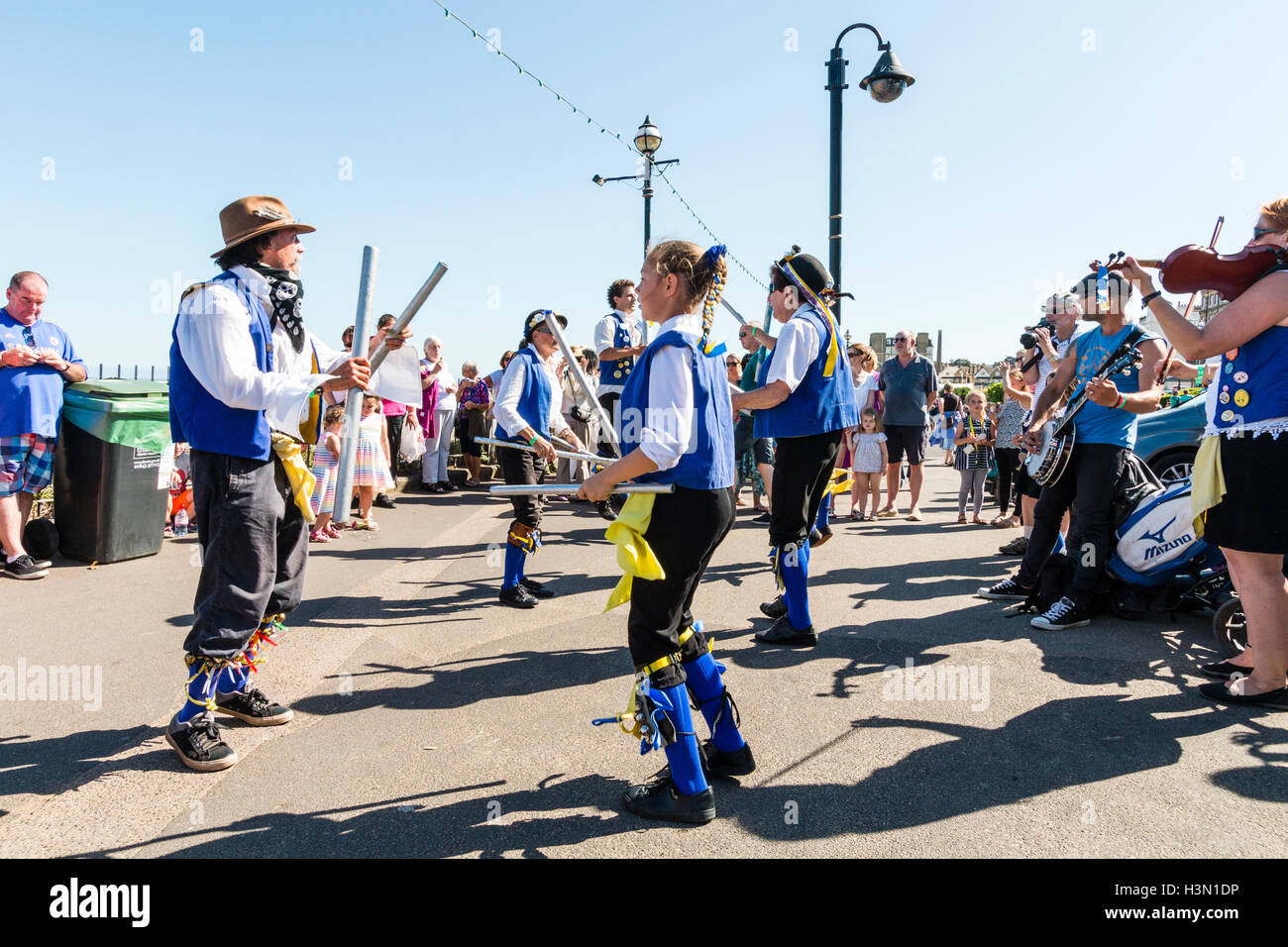 Inglese tradizionale ballerini folk, Royal Liberty Morris, ballando sul lungomare e sventolare poli in acciaio durante il annualmente Broadstairs settimana della musica folk. Foto Stock