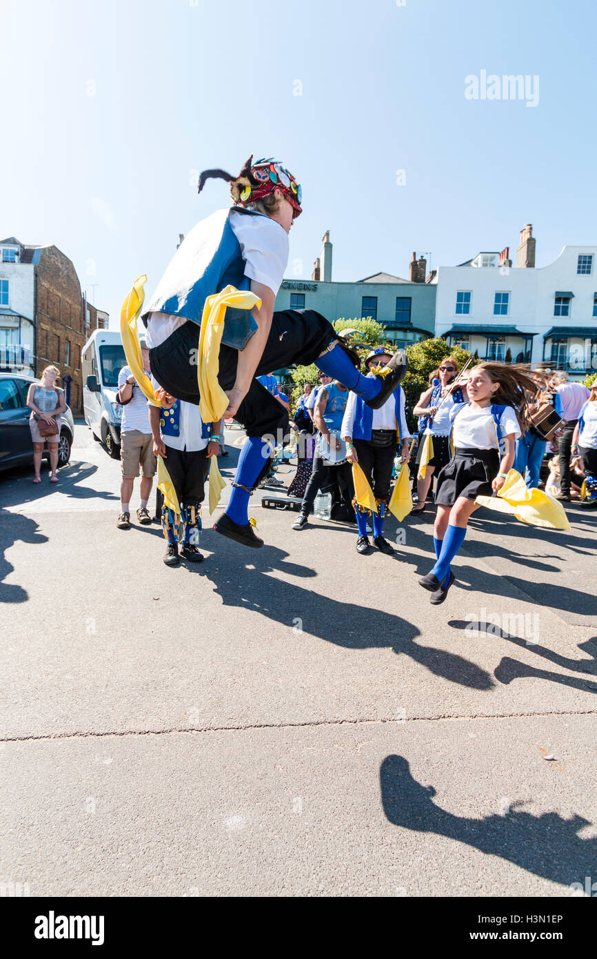 Inglese tradizionale ballerini folk, Royal Liberty Morris, ballando sul lungomare e sventolare hankies giallo durante la stagione estiva, Broadstairs settimana della musica folk. Foto Stock