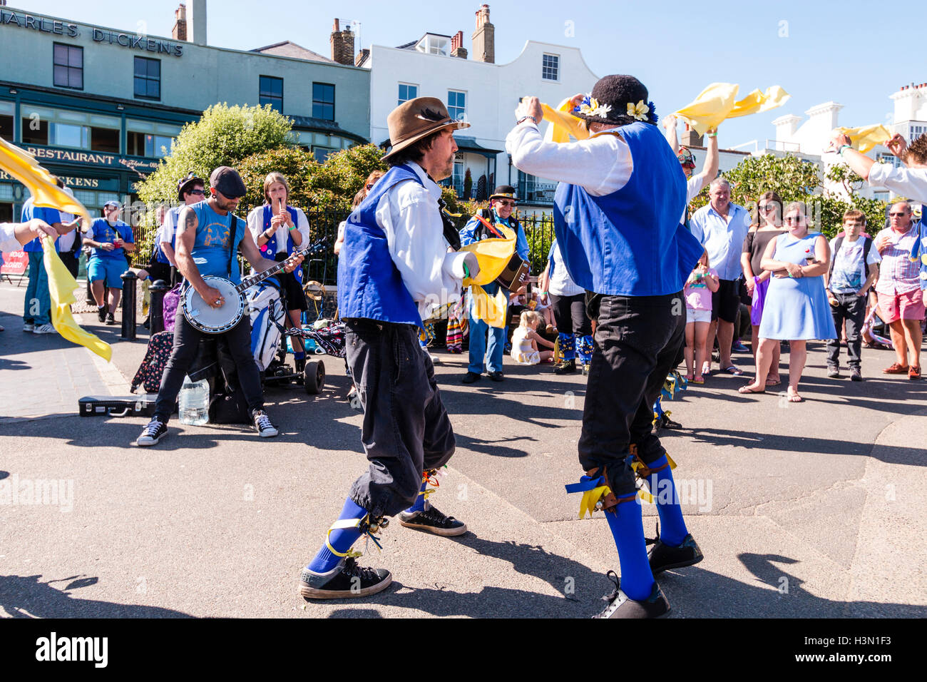 Inglese tradizionale ballerini folk, Royal Liberty Morris, ballando sul lungomare e sventolare hankies giallo durante la stagione estiva, Broadstairs settimana della musica folk. Foto Stock