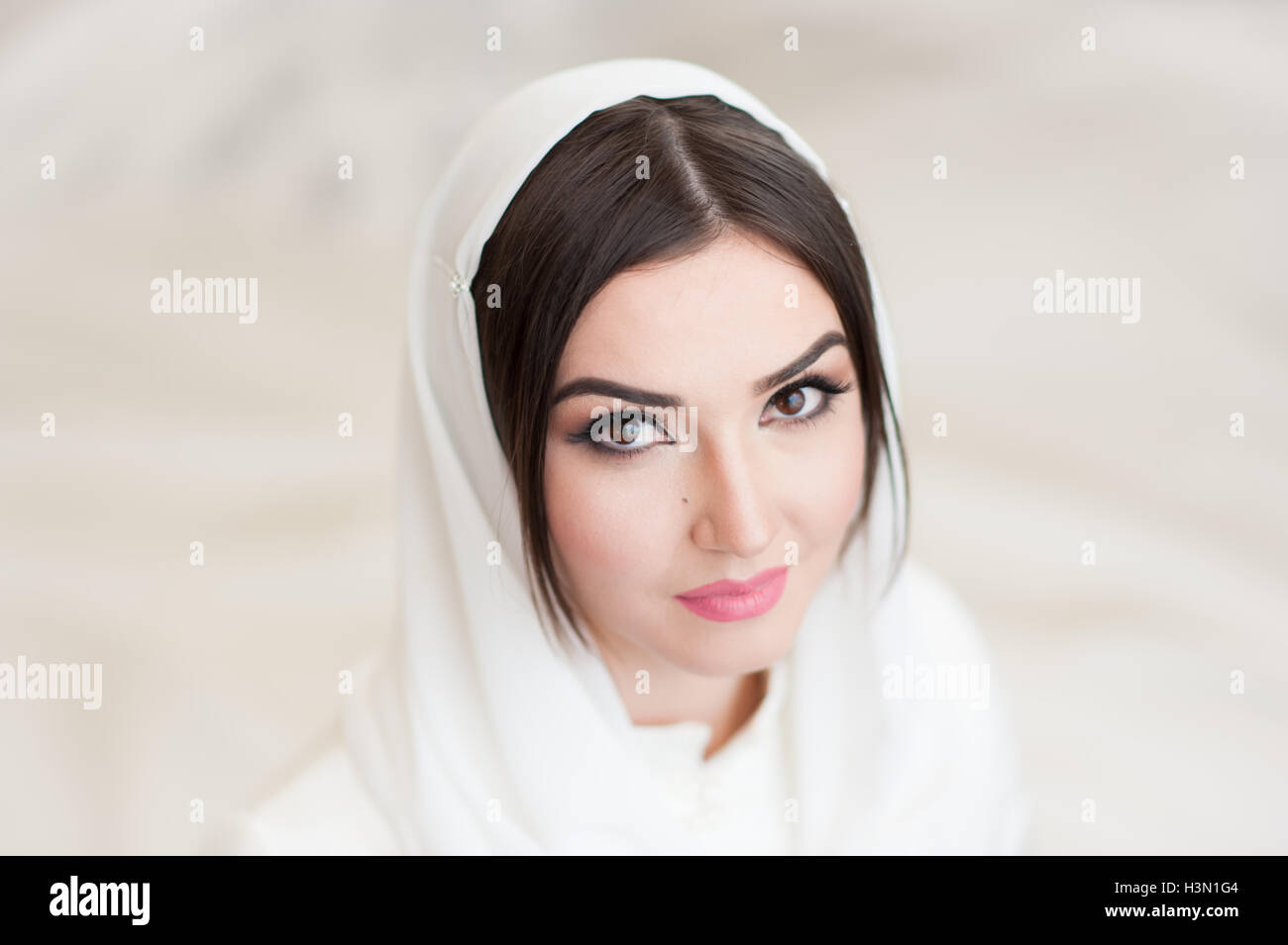Ritratto di bella ragazza in velo bianco Foto Stock