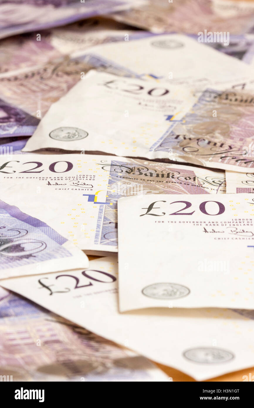 Messa a fuoco profonda vista lungo la British £20, venti pound note sparse che mostra £20 logo. Foto Stock