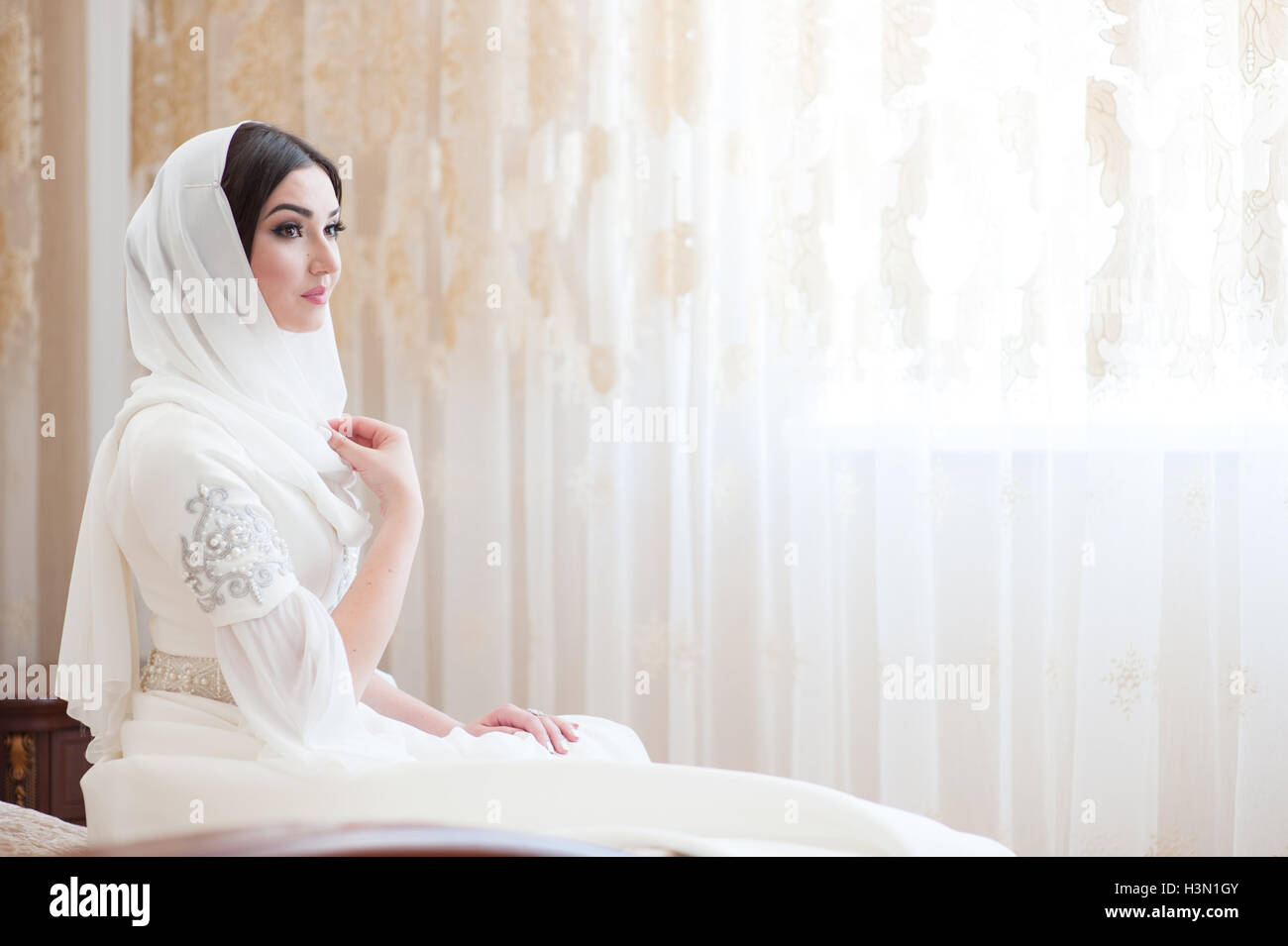 Bella Sposa in bianco tradizionale abito musulmano Foto Stock