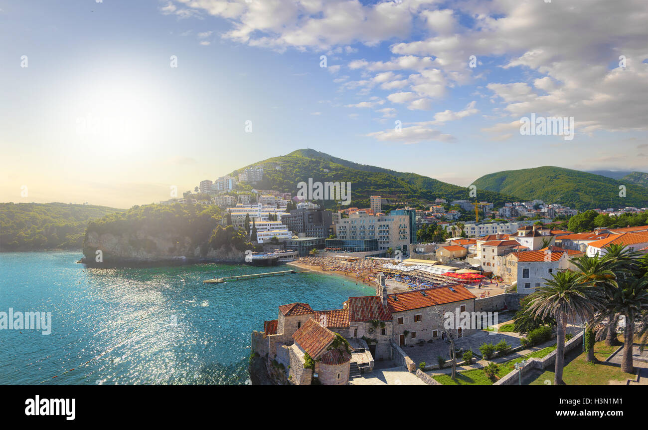 Vedute panoramiche della spiaggia Ricardova glava e parte della fortezza della città vecchia. Budva. Montenegro. Foto Stock