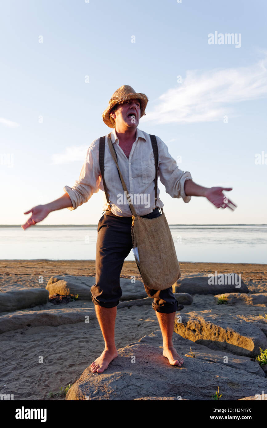 Un ranger del parco vestito come un agricoltore dando un talk sulla spiaggia di Kouchibouguac Parco Nazionale di New Brunswick Canada Foto Stock