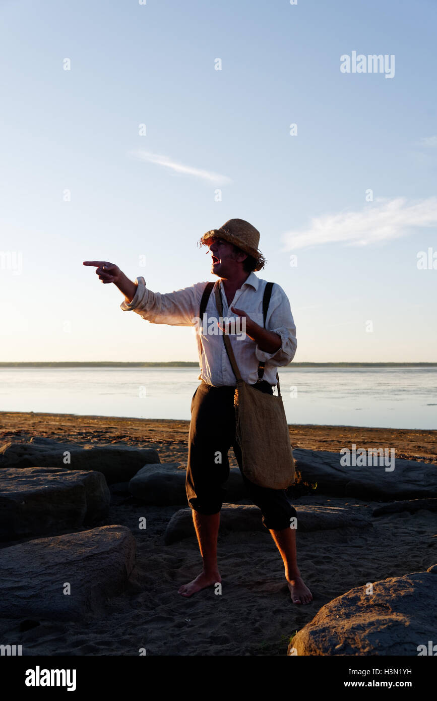 Un ranger del parco vestito come un agricoltore dando un talk sulla spiaggia di Kouchibouguac Parco Nazionale di New Brunswick Canada Foto Stock