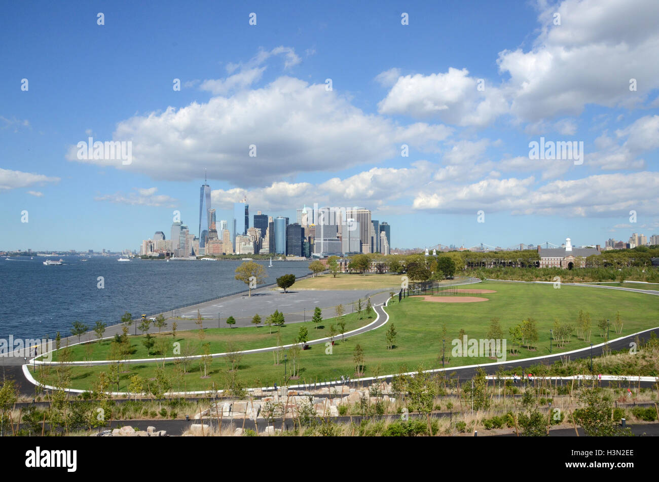 Vista di Manhattan si vede attraverso campi paesaggistici su Governor's Island, New York Foto Stock Vista di Manhattan si vede attraverso campi paesaggistici su Governor's Island, New York Foto Stock