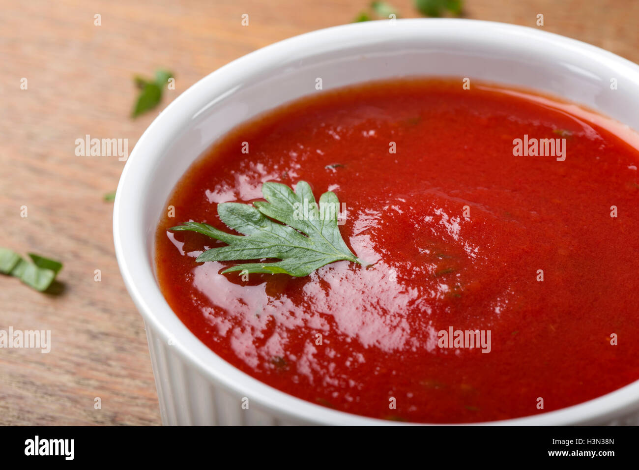 Ciotola con salsa di pomodoro o ketchup su sfondo di legno Foto Stock