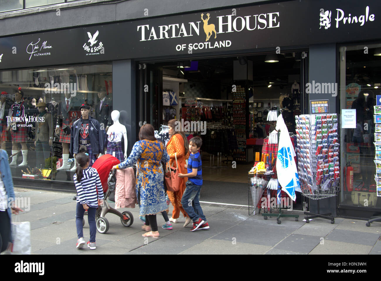 I rifugiati asiatici vestito su strada nel Regno Unito scena quotidiana Hijab sciarpa Foto Stock