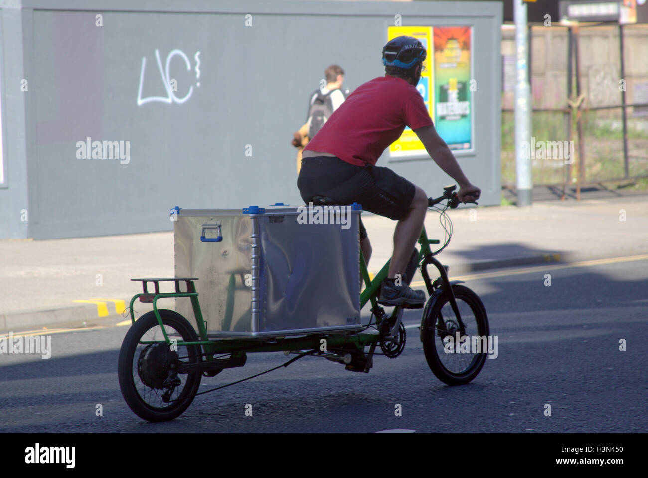 Glasgow scene di strada consegna bici con grande box di alluminio Foto Stock