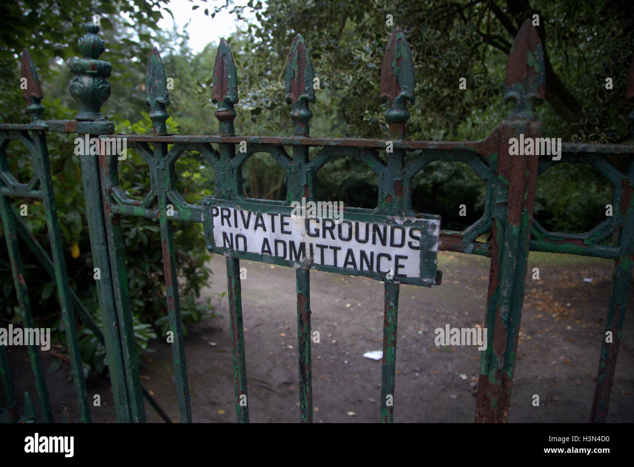 Giardini privati avvertenza nessun segno di ammettenza e cancelli bloccati Foto Stock