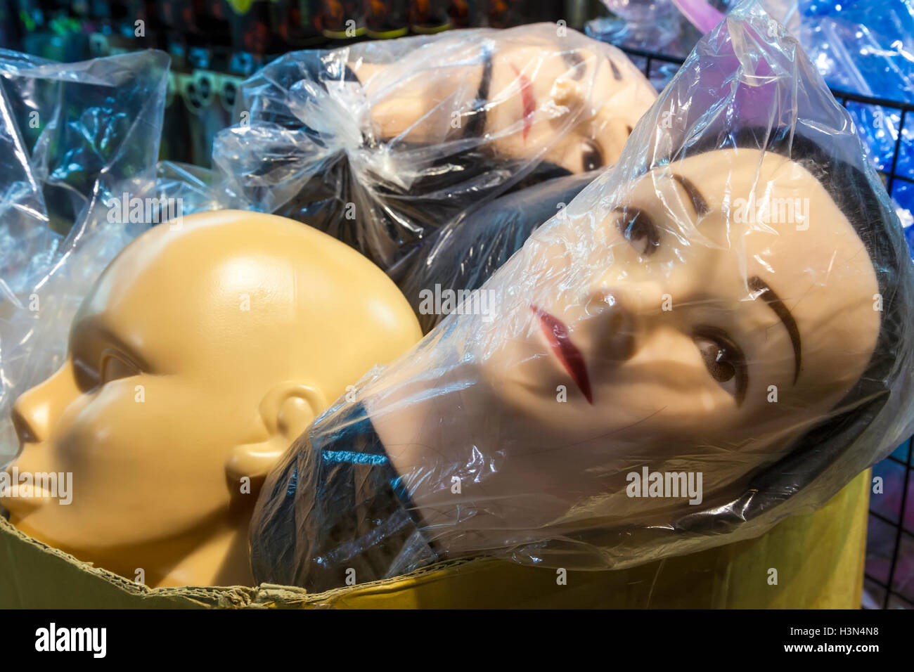 Manichino manichino negozio capi in sacchetti di plastica di attesa per la visualizzazione Foto Stock