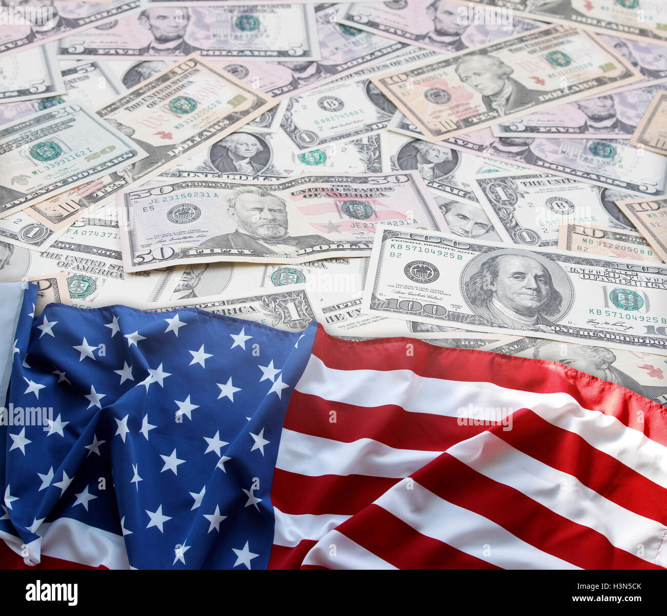 Bandiera americana sulle banconote assortiti Foto Stock
