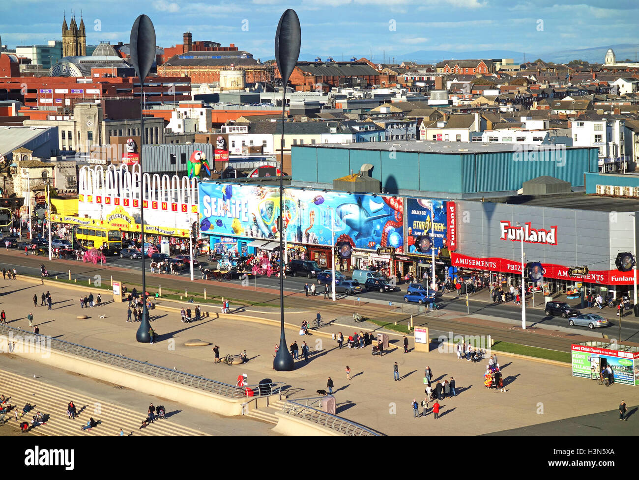 Parte del famoso Golden Mile a Blackpool nel Lancashire, Inghilterra, Regno Unito Foto Stock