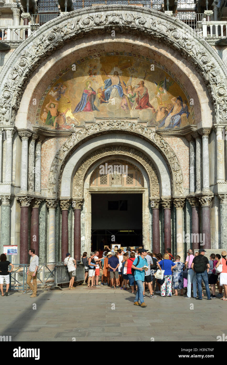 I turisti davanti all ingresso della Basilica di San Marco di Venezia in Italia. Foto Stock