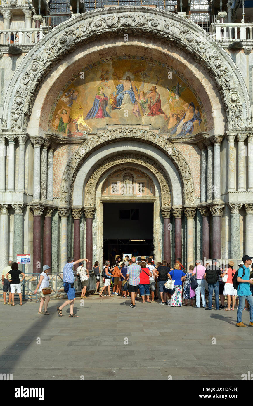 I turisti davanti all ingresso della Basilica di San Marco di Venezia in Italia. Foto Stock