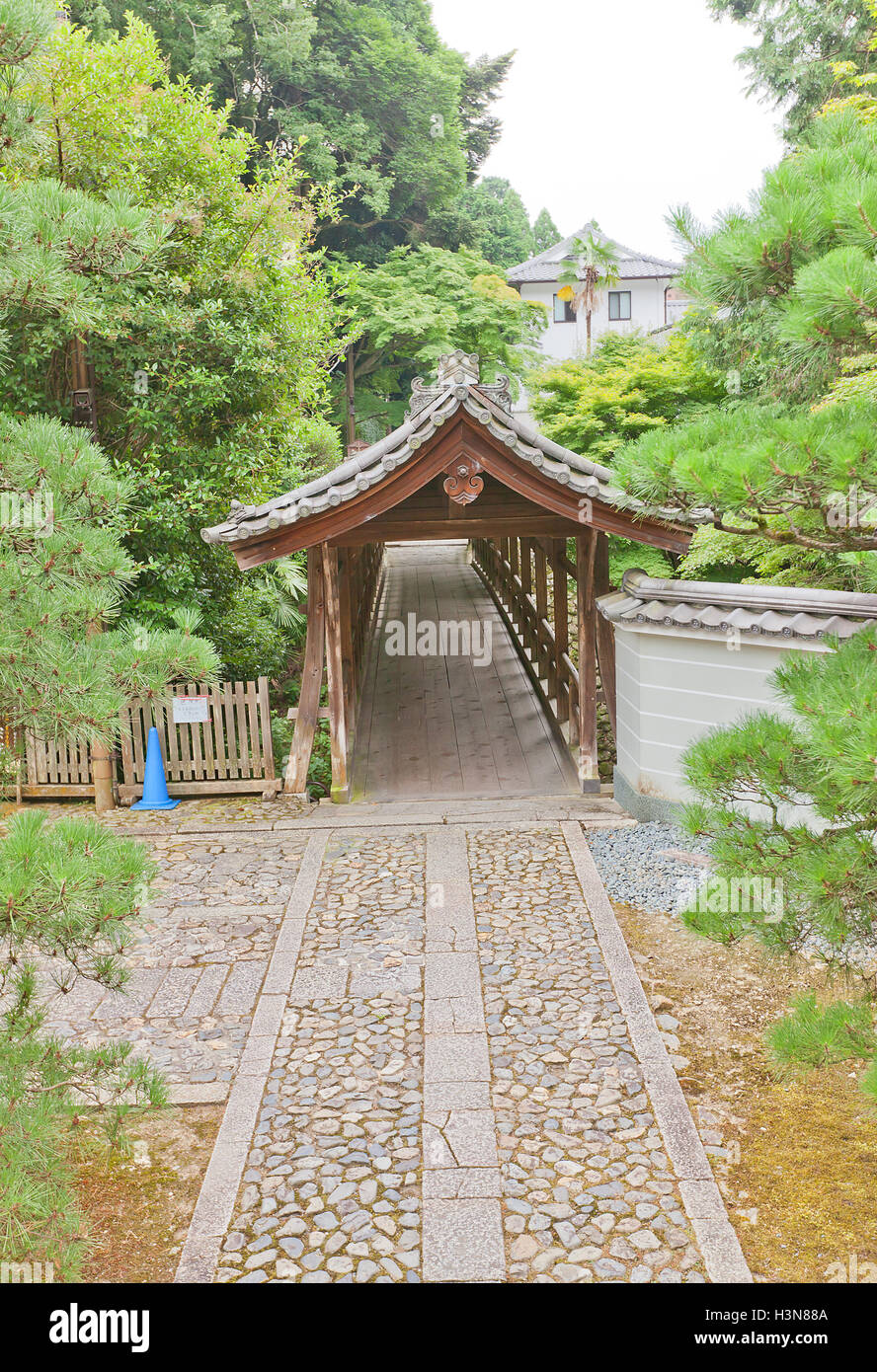 Ponte coperto verso Ryogin-un sub-tempio in a Kyoto. Ryogin-un è situato sui terreni di Tofuku-ji tempio buddista Foto Stock