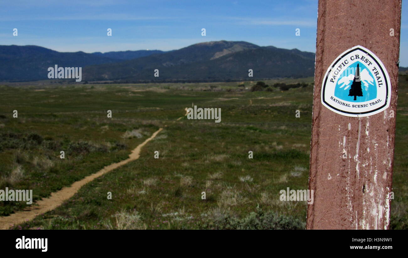 Pacific Crest Trail firmare con il sentiero andando fuori in lontananza verso Palomar Mountain Foto Stock