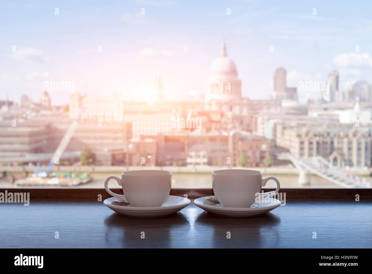 Due tazze di caffè con la vista panoramica di una città in background Foto Stock