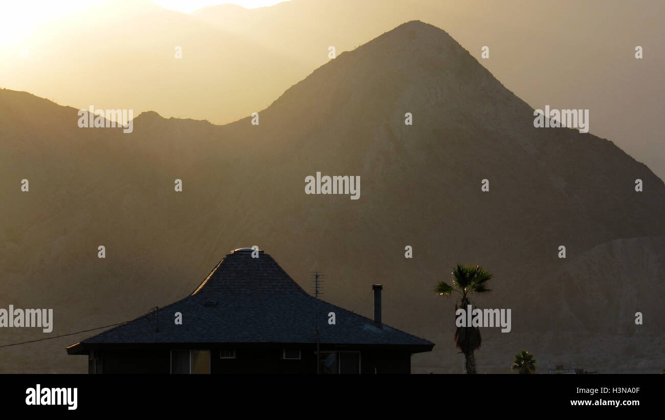 Picco a piramide con tetto a piramide casa in primo piano Foto Stock